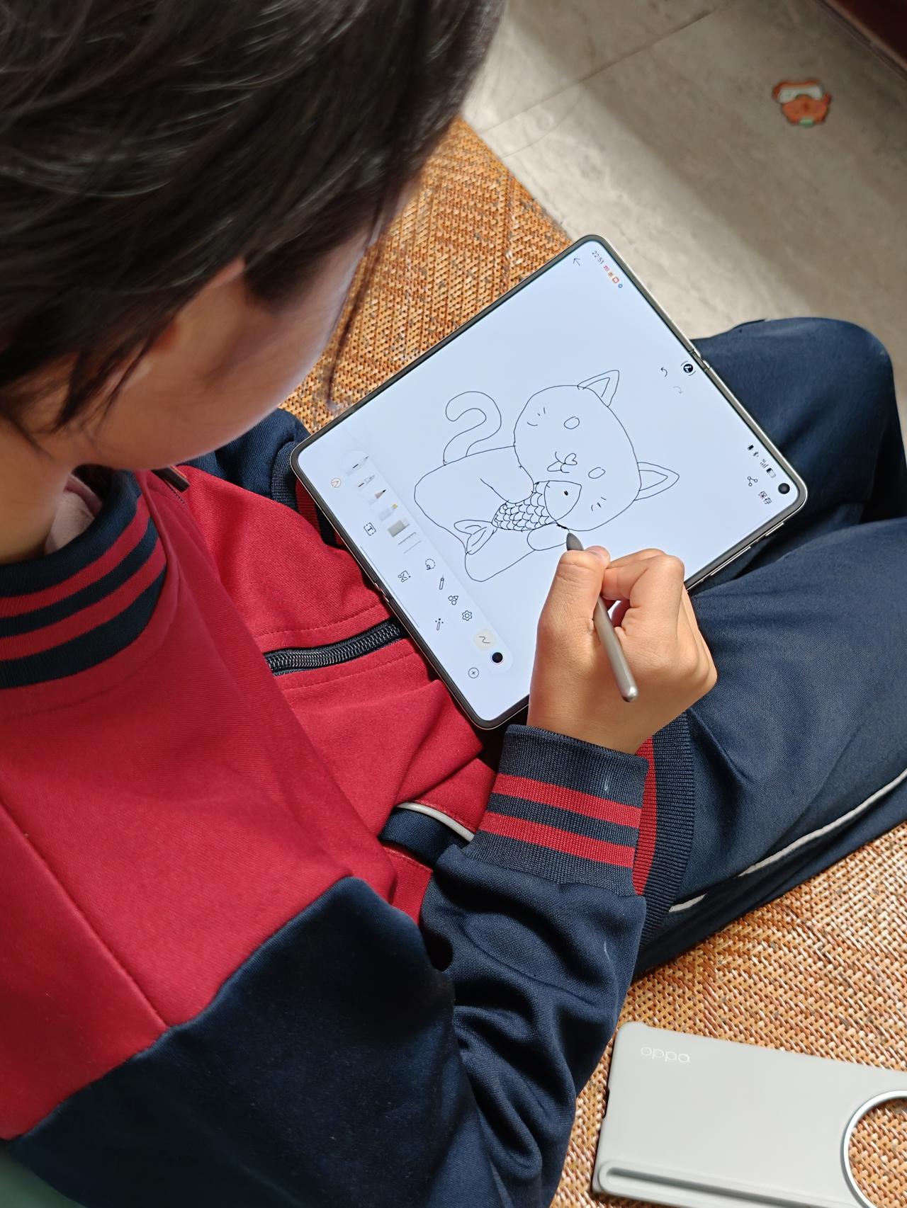 把折叠屏给小孩你就会得到...刚买的OPPOFindN6折叠屏手机，小孩