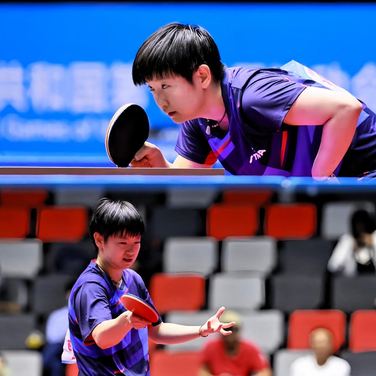 莎莎边上最近多了个“藏不住事”的！不是教练，不是队友，也不是那个天天跟她互