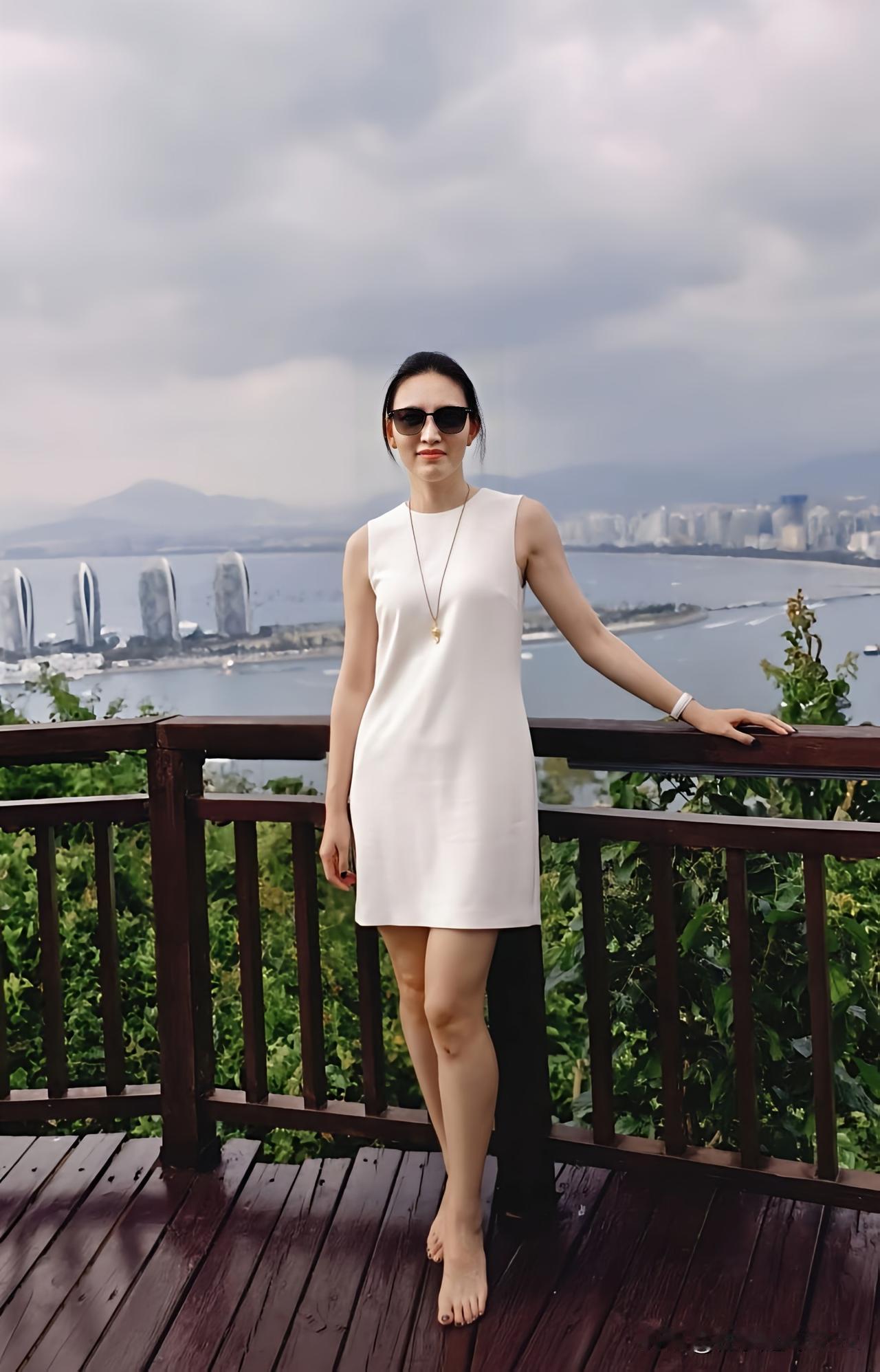 海边度假风，白色连衣裙，阳光沙滩，享受美好时光