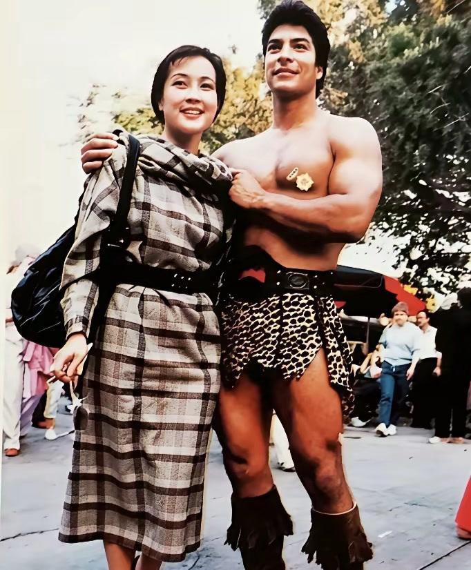 刘晓庆‌在‌20世纪80年代出国访问期间‌留下的珍贵影像。那个年代的她，正