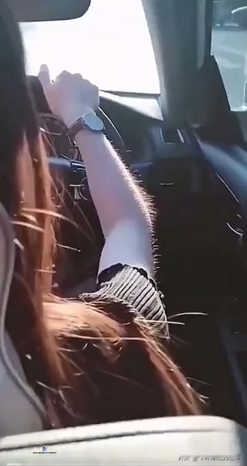 在一方移动的小天地阳光透过车窗，洒在她身上长发如褐色的溪流丝丝缕缕，随风轻