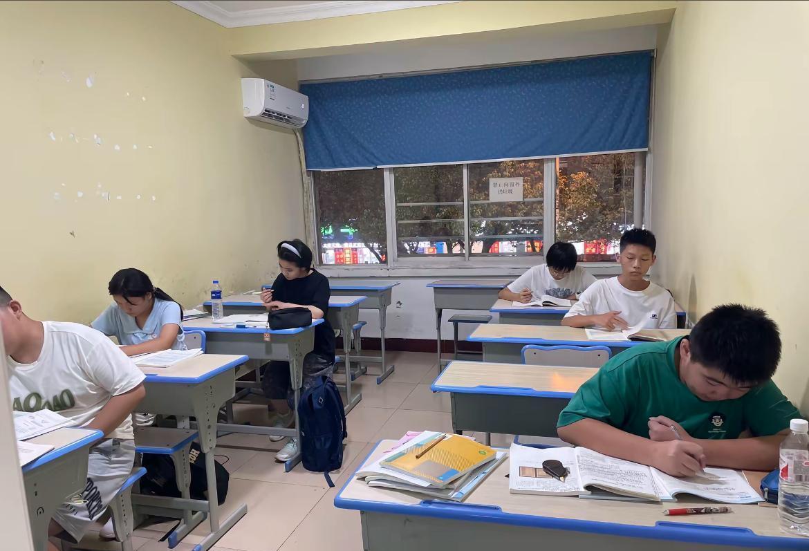 我们小区旁边有一个补课班，昨天早上被人举报了，教育局的人来了，敲了半天门，就是不