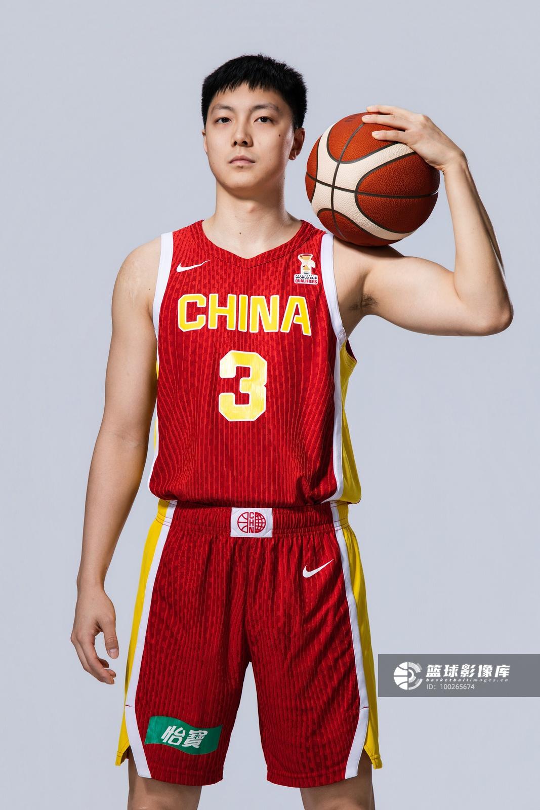 中国男篮输球给日本，现在最尴尬的是胡明轩了，中国男篮已经出局，马上就要打道