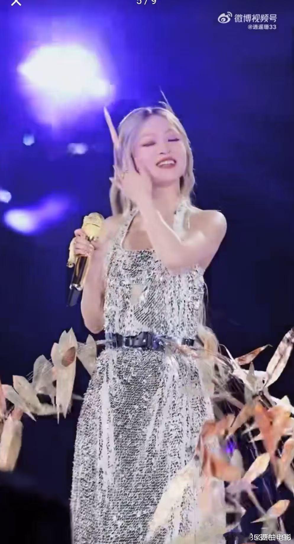 张韶涵大屏直出镜头签张韶涵也太绝了吧！大屏签完扔笔超潇洒，嘴角一笑A爆，脑内循
