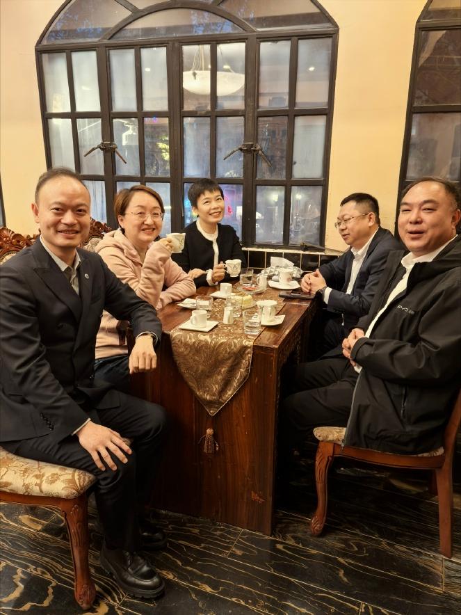 比亚迪销售五虎将！12月24日，比亚迪集团公关处总经理李云飞发图并配文：比亚