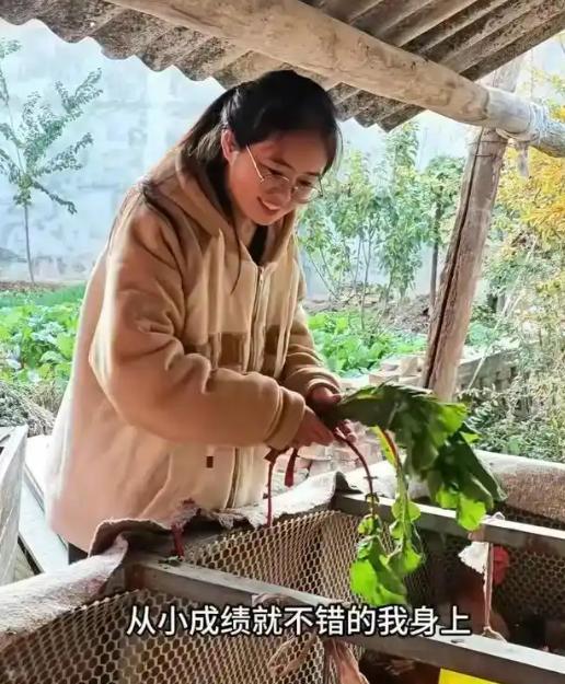 “我要回家……”河南一个女孩10岁时父亲去世，眼睛看不见的二叔靠着种地供她读书，