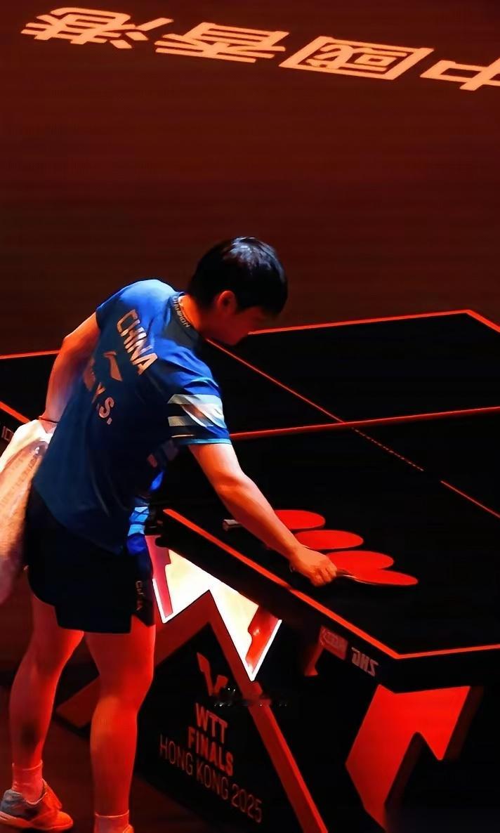 我整个人都不好了。看到莎莎自己去拿球拍那一刻，我就知道，完了。那姑娘什么时候自己