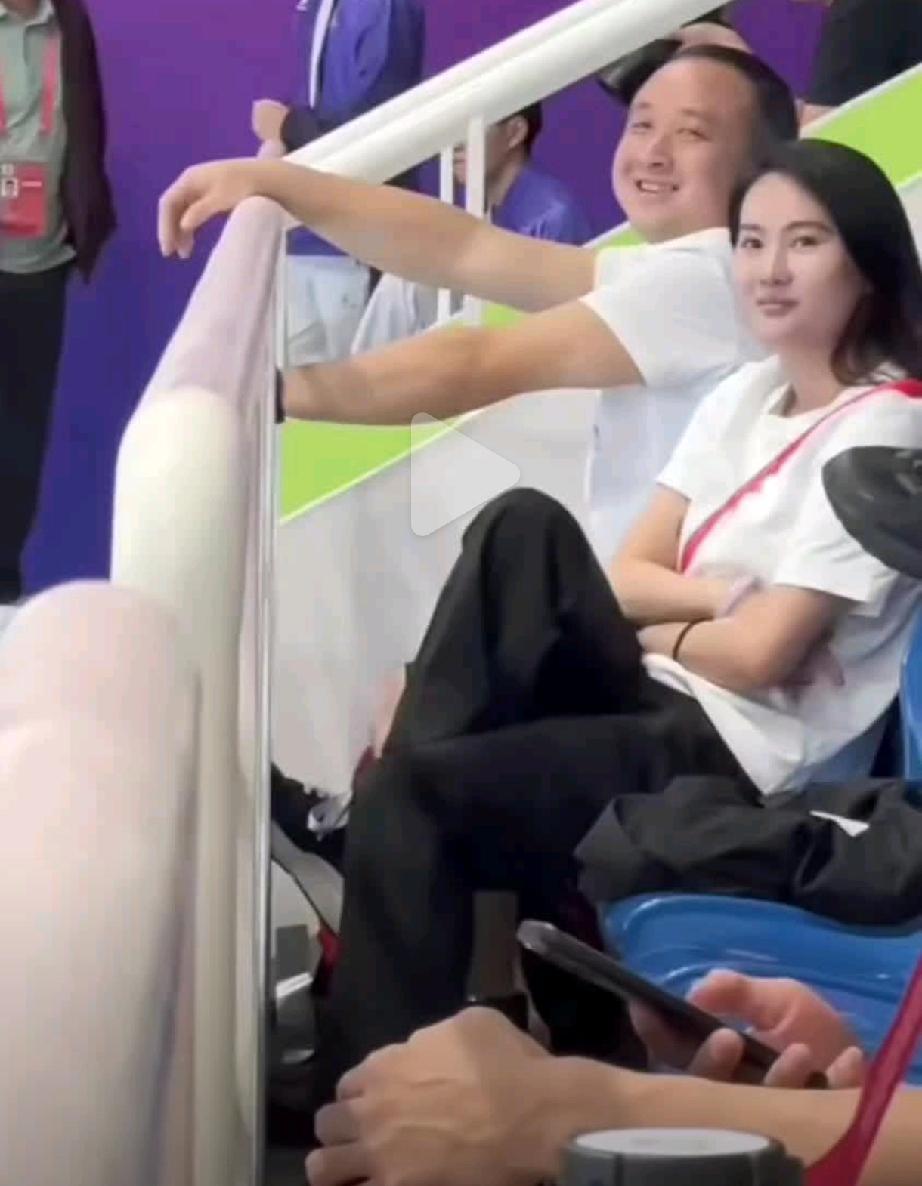 全红婵复出首秀拿了金牌，但最戳人的却是观众席上的陈若琳。教练全程紧盯着徒弟的
