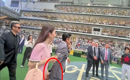 我发现一个事！方媛是实打实的花瓶！你看他和郭富城一起出席活动一个细节你就