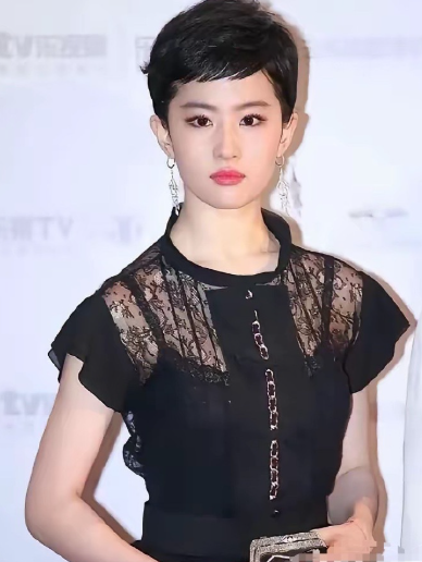 刘亦菲这一剪刀也太炸了！直接把半个娱乐圈整懵圈——以前的长发神仙姐姐不食人间烟火