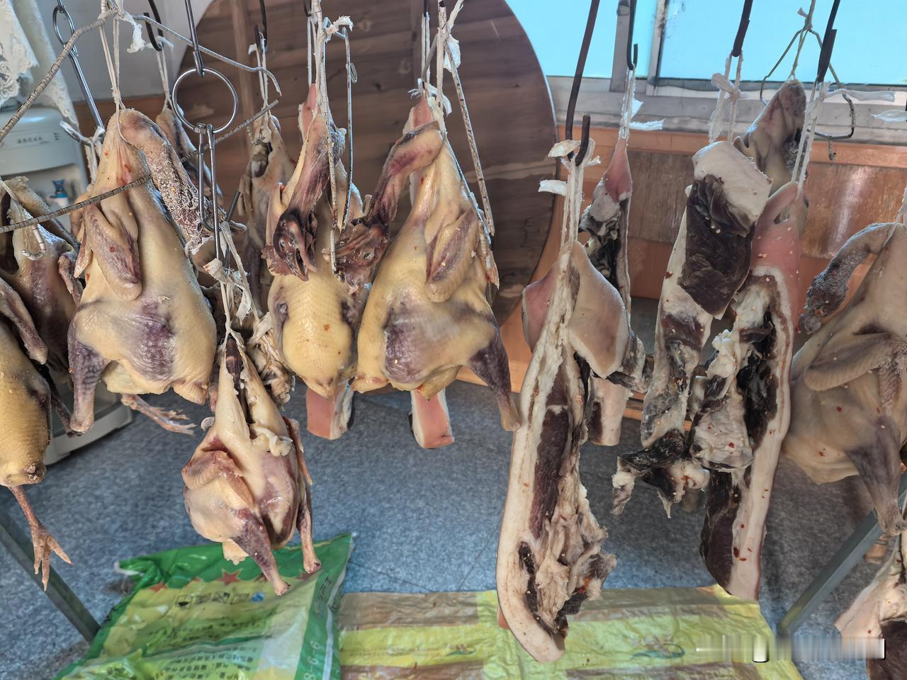 记录老母亲的腌制手艺中午和老母亲两个人的午餐，焖了米饭，做了一锅红烧肉，放了