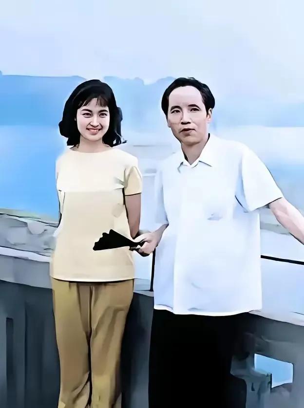 那时，刘晓庆还年轻的很，在外景地与葛优他爹、著名电影反派演员葛存壮一起合影…