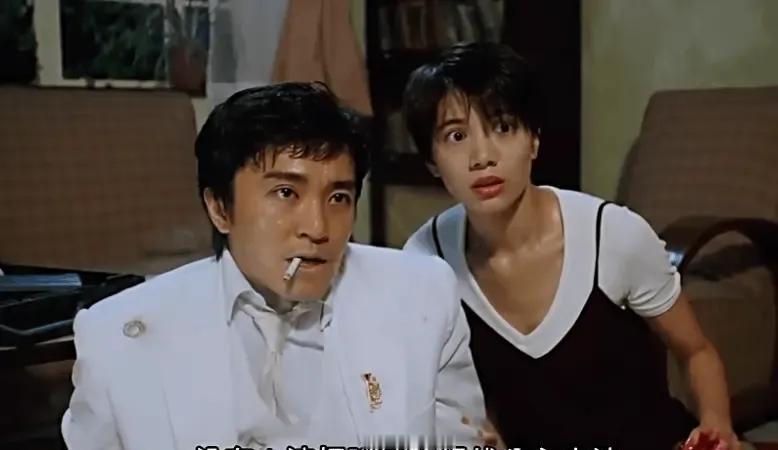 你盯着热搜榜上那个爆了三天的事件，发现所有报道都在讨论当事人穿什么牌子的鞋。真