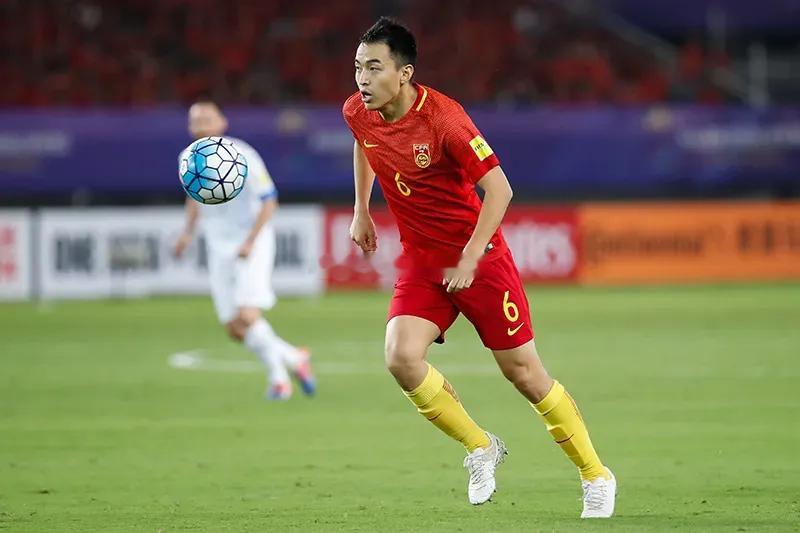 前国脚冯潇霆在谈及中国足球时，被问及何时能有三五名球员真正在欧洲五大联赛站稳脚跟