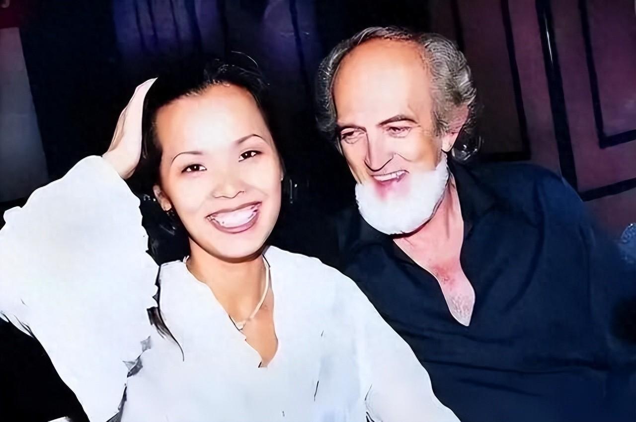 1994年，国内炙手可热的歌星韦唯，不顾家人的反对，带着7个月的身孕，登上了飞往