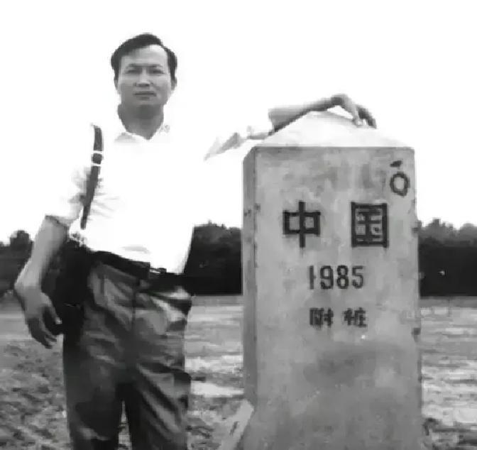 2004年12月，金三角贩毒集团的一名卧底警察在经过海关时突然被拦下。那人低声说:“你暴露了，赶紧跑