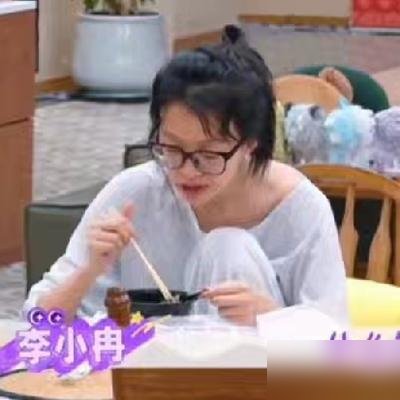 33岁孙怡和50岁李小冉穿着睡衣同框，差距全写在脸上了。孙怡刚拿完平遥影后，转头就上芒果台综艺弹钢琴