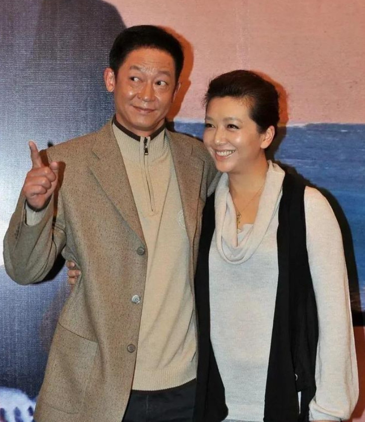2002年，杨志刚和江珊拍戏，杨志刚从背后抱住江珊，结果江珊来了这么一句：“弟弟