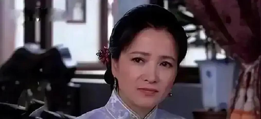 同一个杨九红，隔了二十年，味道全变了。何赛飞在01年《大宅门》里，那是撕心