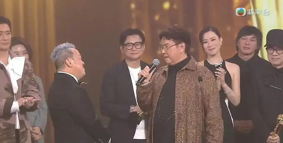 72岁曾志伟裸辞TVB典礼灯刚灭，他一句“我江郎才尽”把全场噎住。五年总经