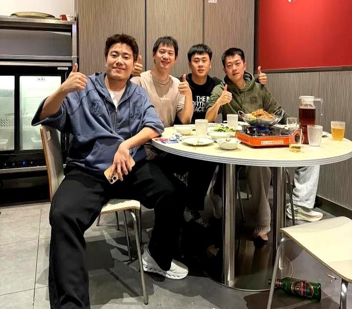 河北男队收工准备回家了。梁靖崑输了比赛却赚翻！周雨女儿小十一看他打球时，蹦跳