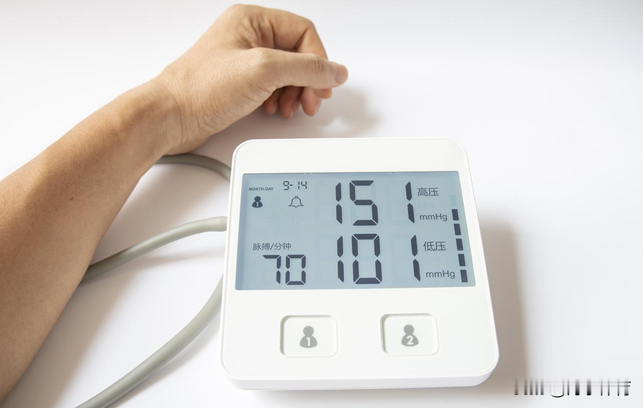 你以为没感觉的高血压最安全？这四个习惯正在偷走你的寿命。第一，你的血压在坐过