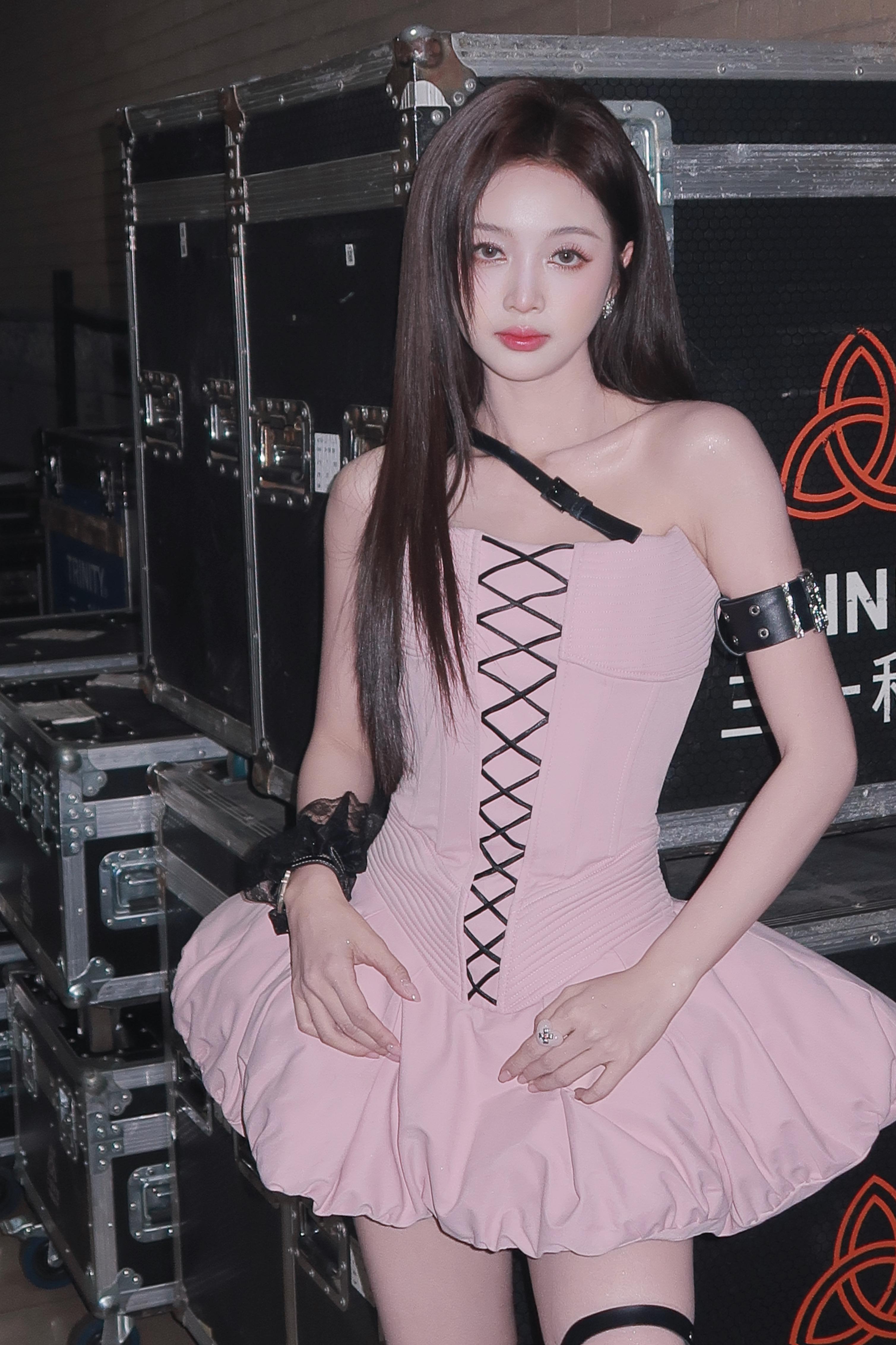 #吴宣仪中国人能飞打卡姿势##吴宣仪#在复制粘贴的时代，你是手写的诗[玫瑰]​
