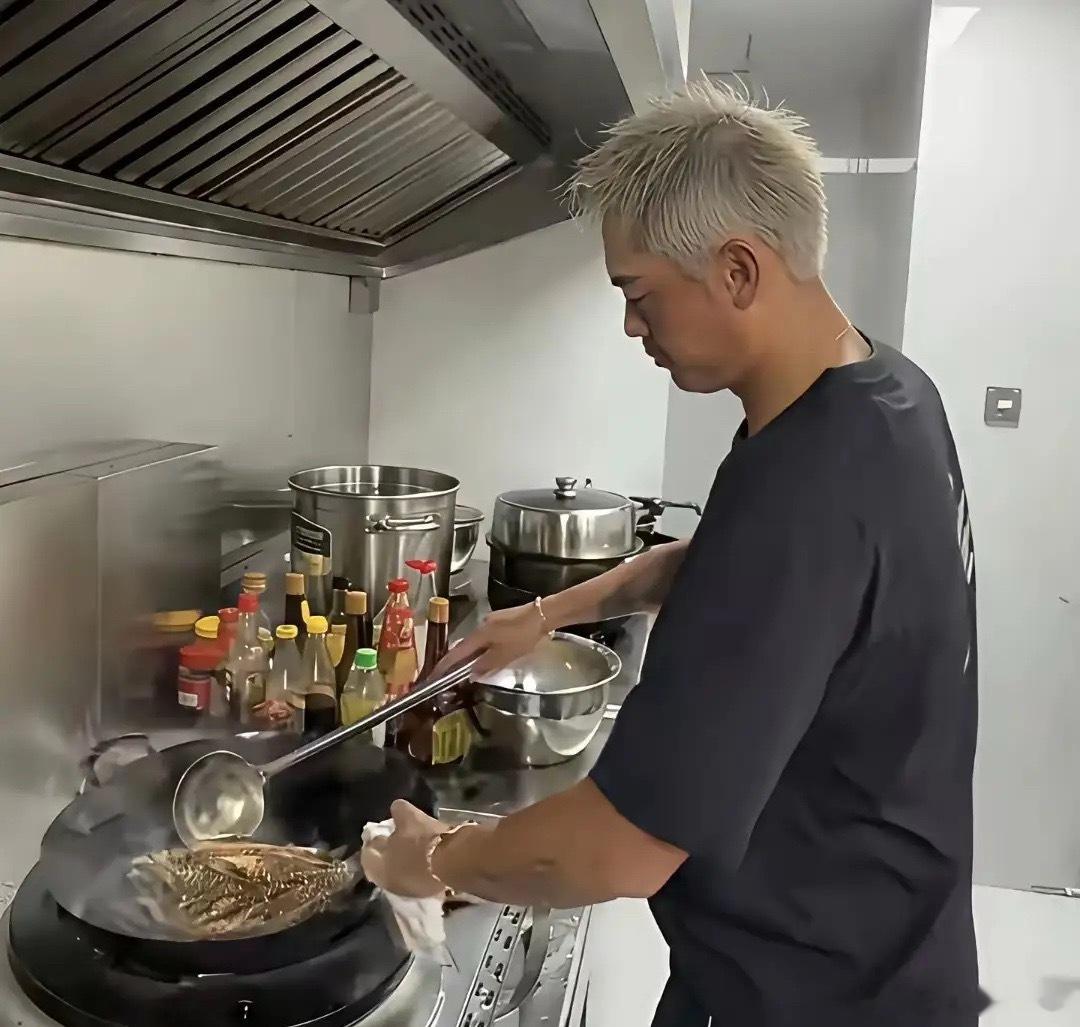 林丹的头发花白了，不知道他现在到不到50岁，但是感觉衰老的很厉害，当年赛场上的他
