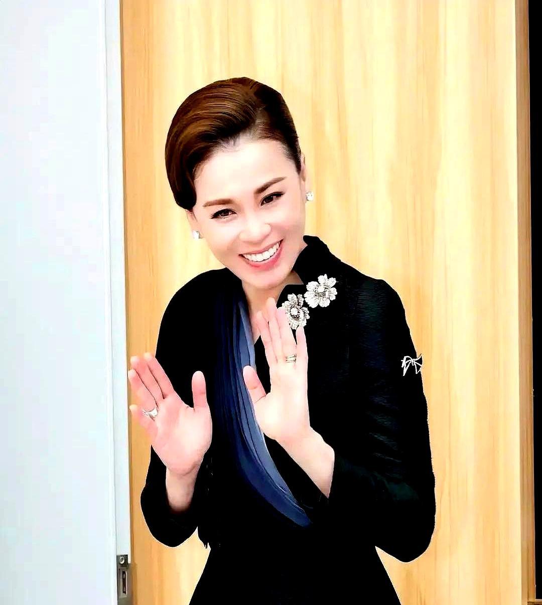 泰国王宫的戏，不靠台词，靠勋章。国王一句话，诗妮娜肩上就多一颗星，军装一穿