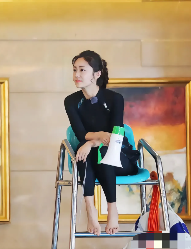刘芸，166cm，光脚坐在这高的凳子上，这是当裁判吗？一看就是素甲美脚，你们看是