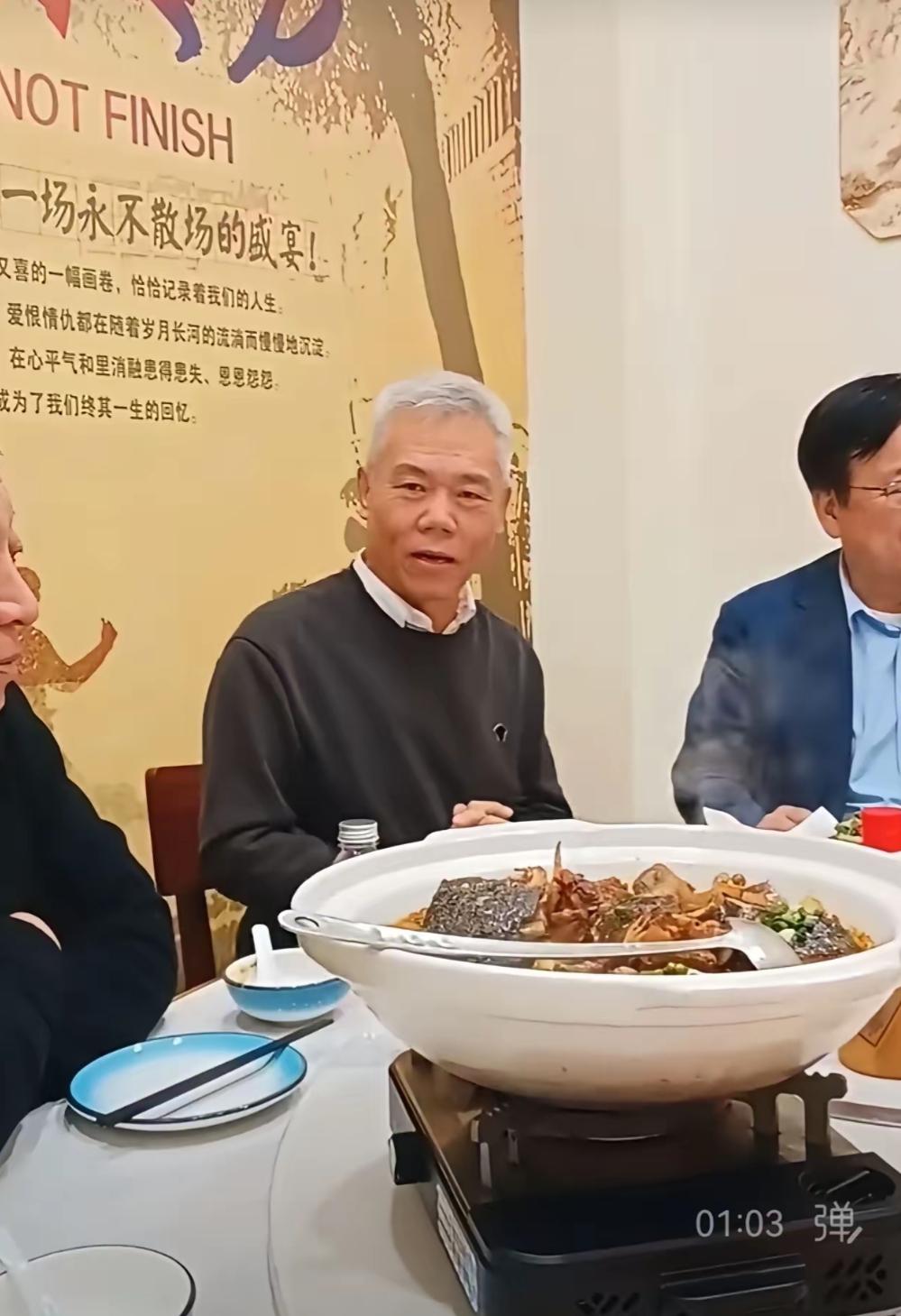 司马南参加聚会。有一段时间没看到这位白发大爷的消息了，上一次网友们看到他时，他正