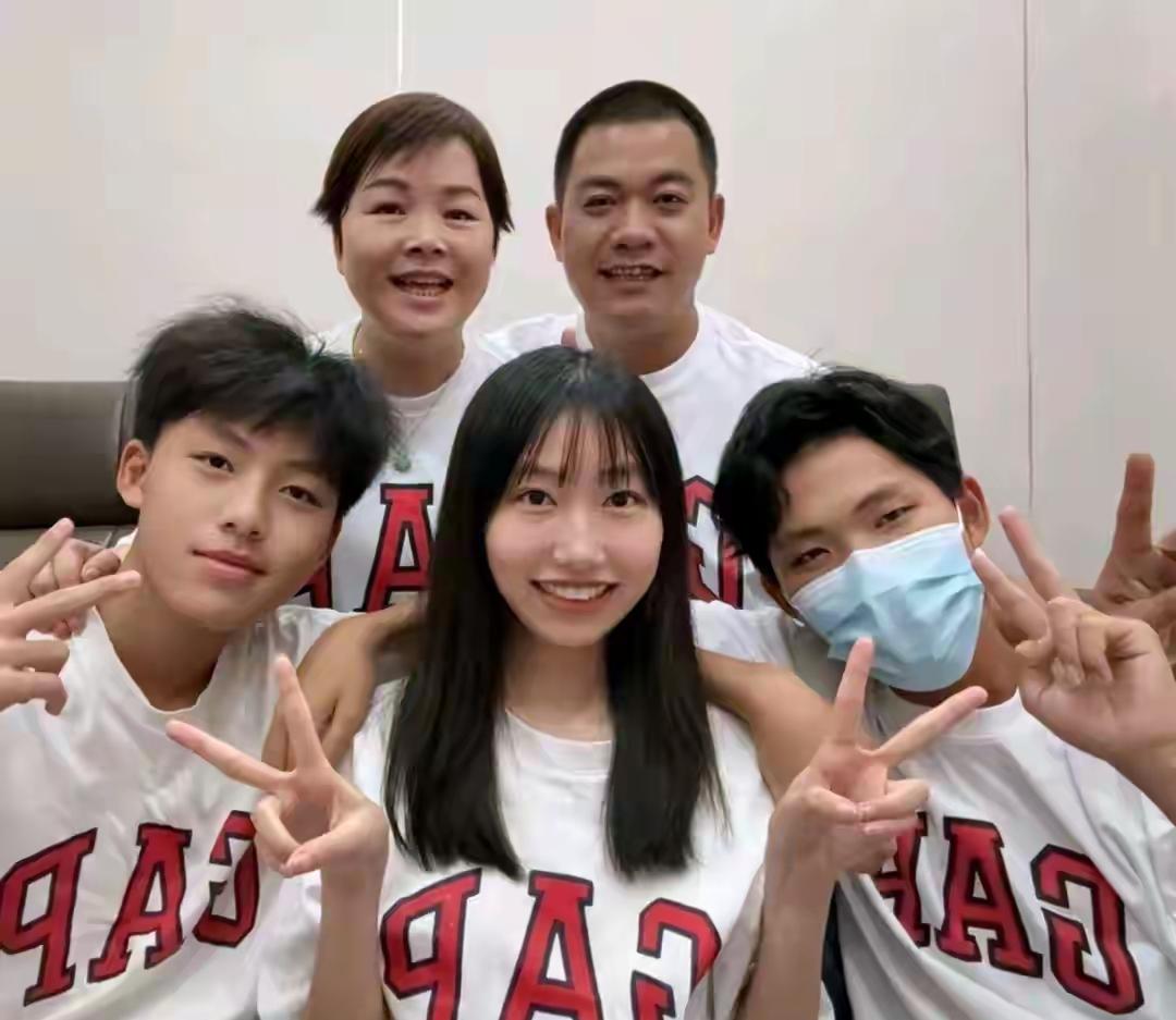 山东寮步，认亲现场！18年被拐的叶锐聪，太幸运了，刚回家就收到“天价”红包，奶奶