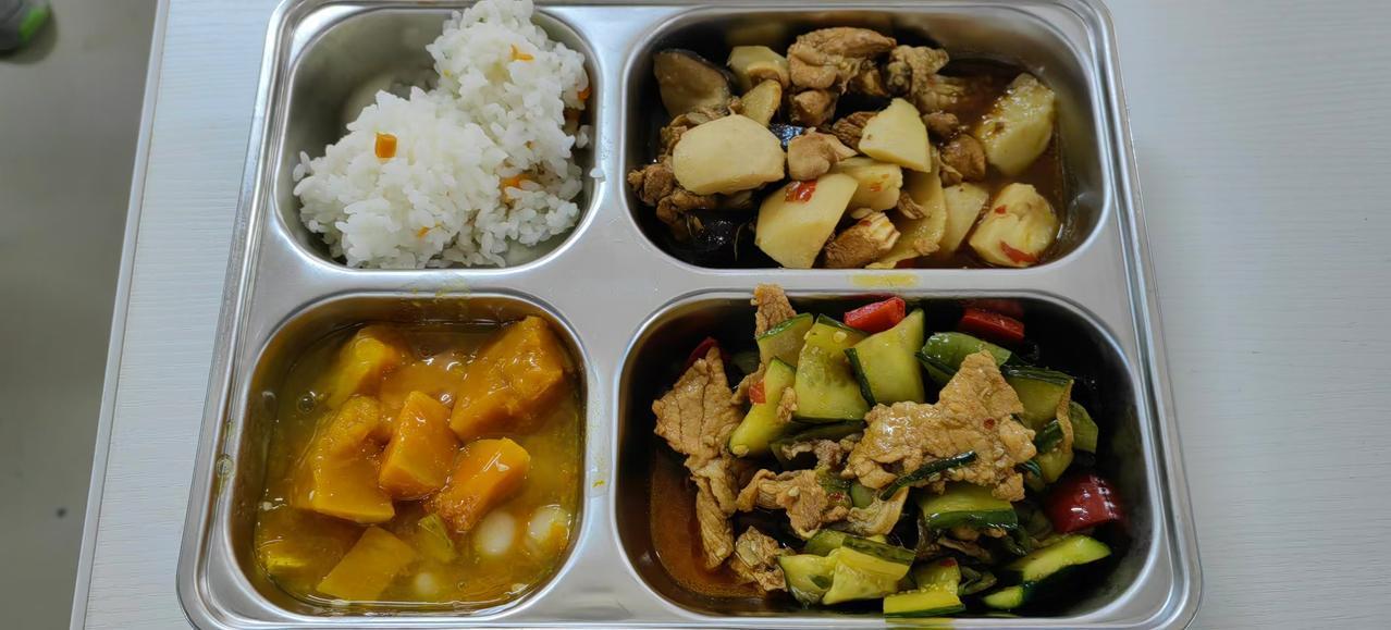 刚收到老师发来的消息，说食堂里涌现一批“挑食总裁”——吃肉要谈判，见菜就皱眉，豆