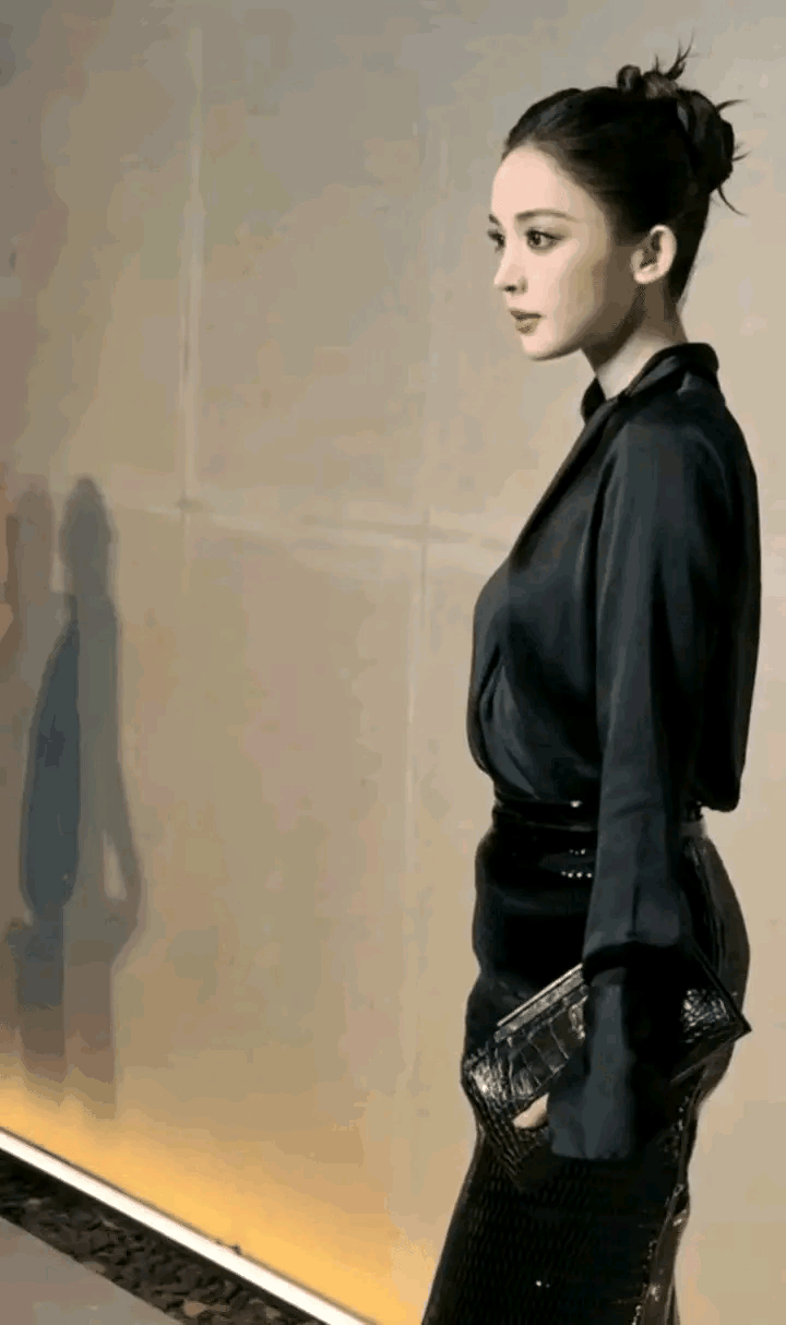 古力娜扎“空装”上阵！谁能拒绝贴头皮盘发的娜扎啊！利落的高颅顶盘发，没有一丝多余