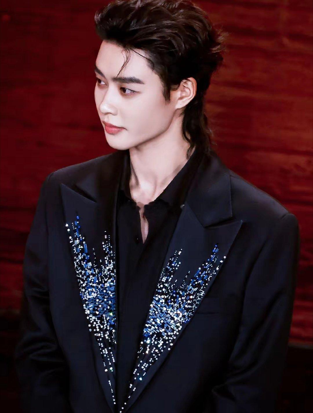 刘萧旭懵了曾辉也懵了，因为他们最大的竞争对手竟然回来了，他就是手握十亿爆款的柯淳