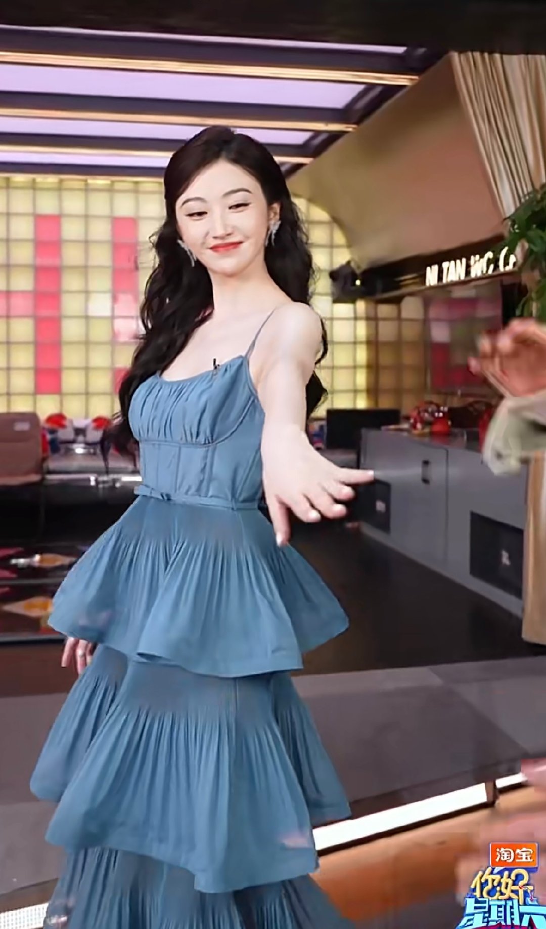 景甜张新成牵手回眸秒了张新成一把霸气拉走景甜张新成霸气牵走景甜，两人回眸对视，