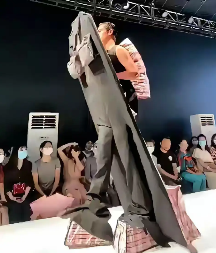 设计师是怎么想出来的？要表达什么？什么样的人才会穿这个上街？