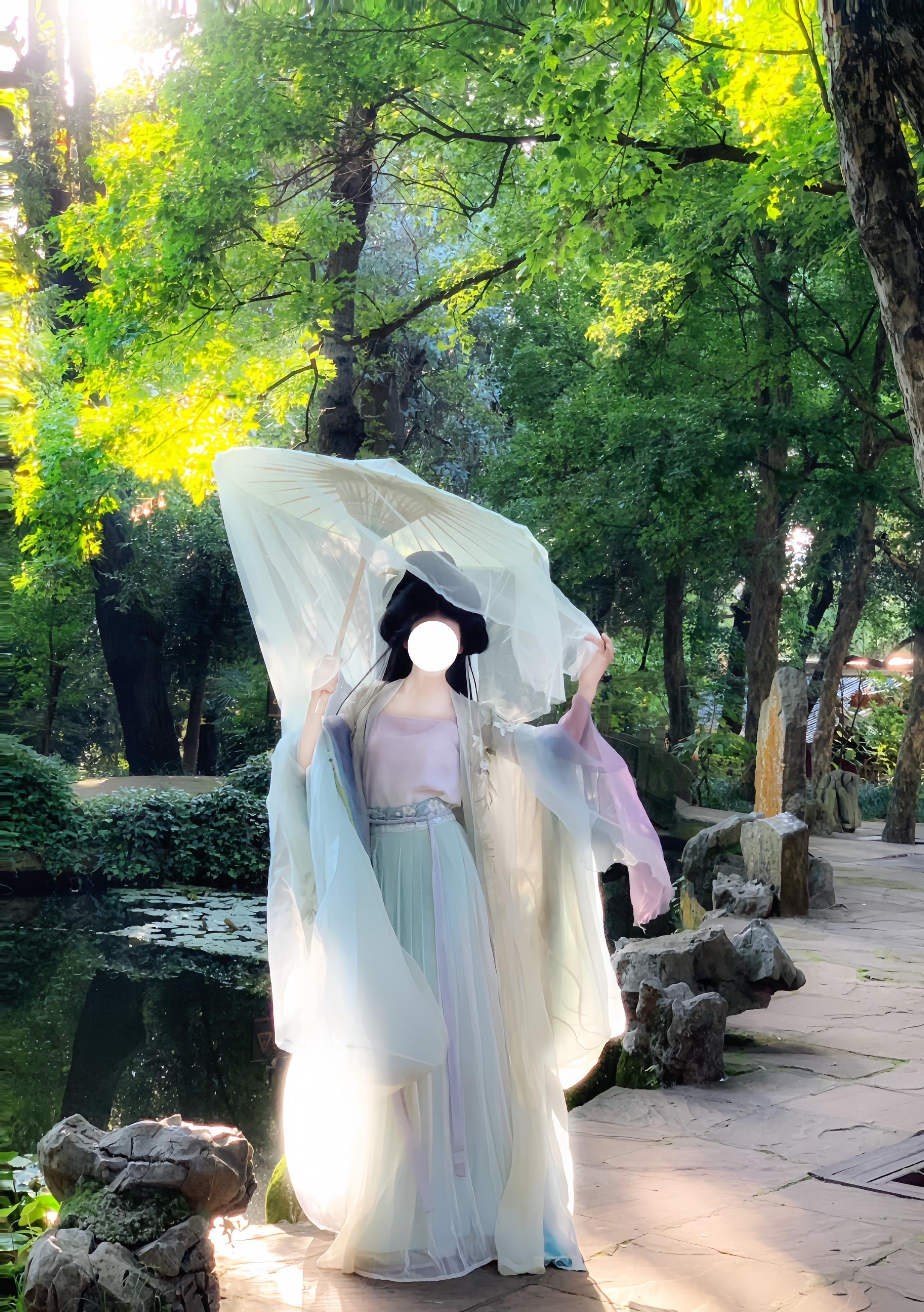 原来落花有意随流水，而流水无心恋落花。