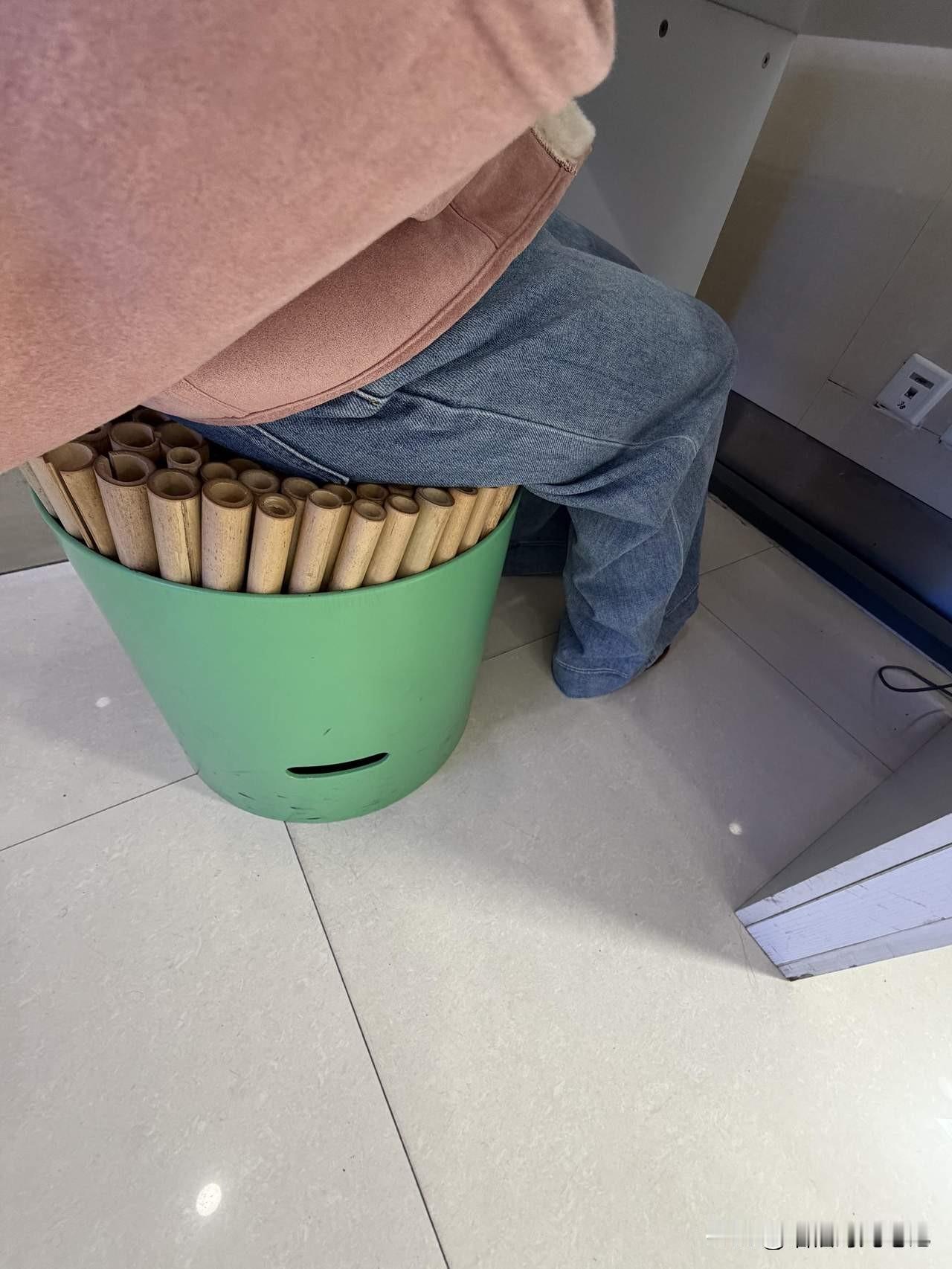 今天被一张“审讯风”凳子刷屏：无靠背、无扶手、无数竹竿插在一个桶中。当地税务工作