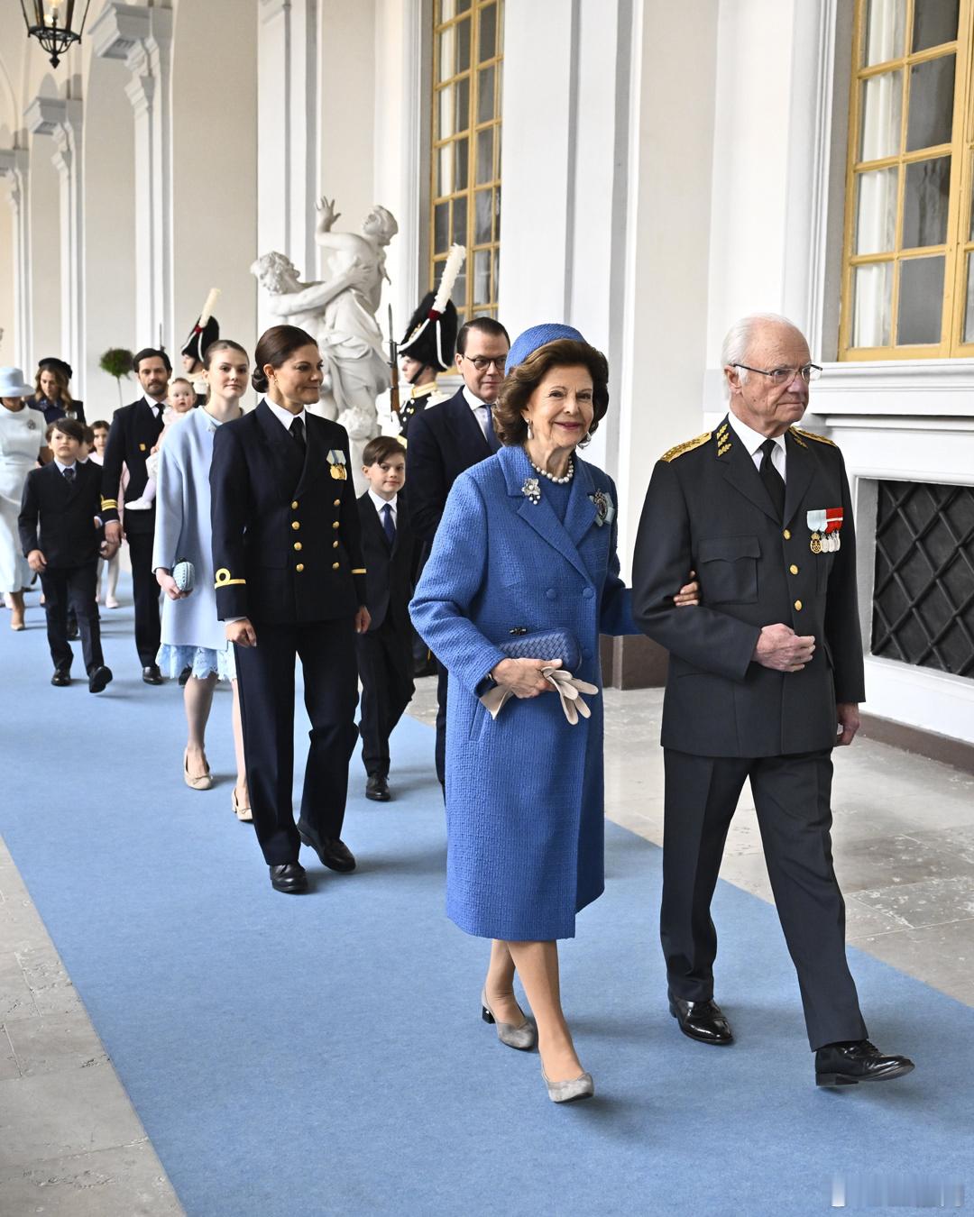 瑞典王室🇸🇪4月30日，瑞典王室成员们在王宫教堂出席感恩弥撒仪式和阳台观礼