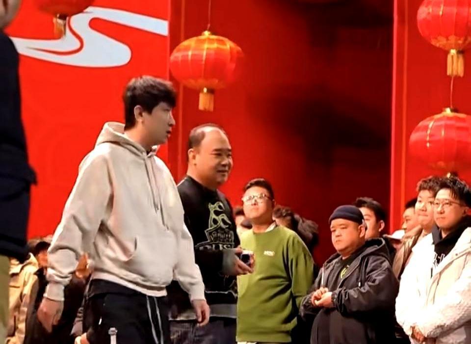 封箱夜，郭麒麟刚抖完包袱，尚九熙在侧幕把折扇捏得竹骨折了声脆响。大屏切到张文顺