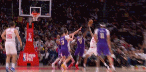 41岁詹姆斯超远滑翔战斧暴扣？刚刚接斯玛特那个单臂劈扣已经非常极限了，这一抬