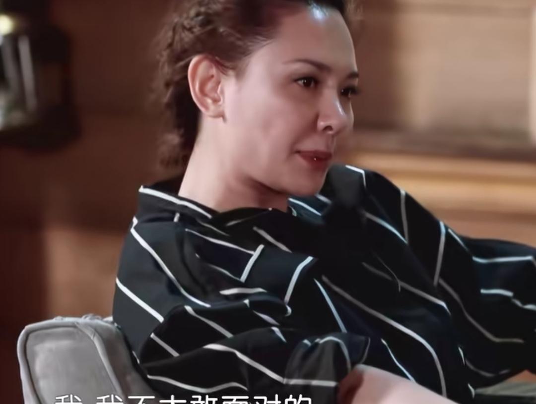“聪明女人”的婚姻，是一场精心设计的“战略性失明”。她公开说，伴侣出轨，只要