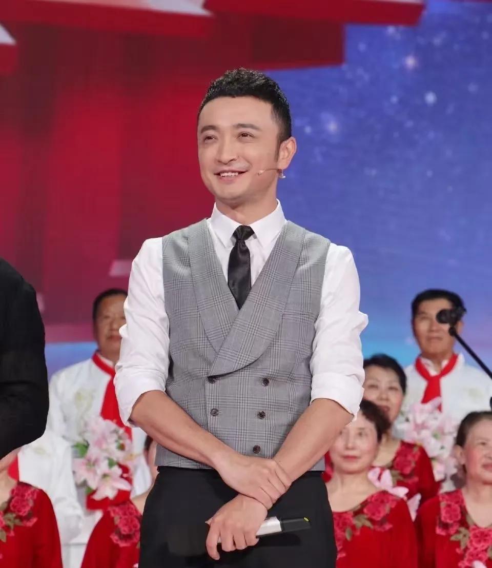 终于知道央视春晚主持为啥一直有尼格买提不是因为他长得帅，而是因为他总是能换