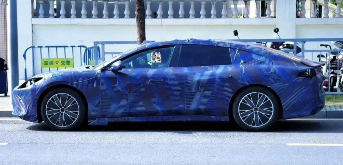 刚在群里看到疑似方程豹首款轿车的消息，这设计有点东西啊！车顶那激光雷达，感觉科技