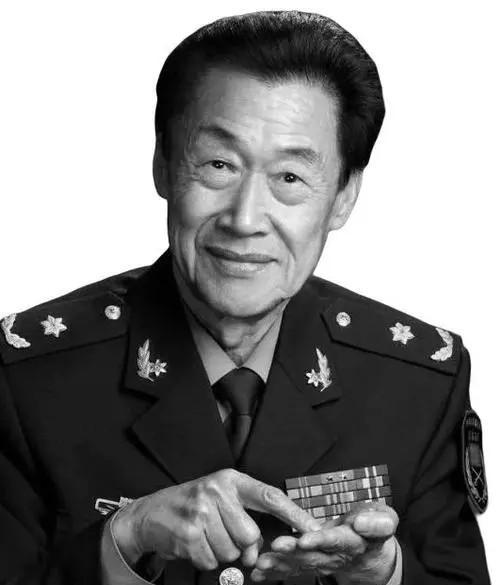 2003年，杨利伟搭乘神舟五号成功飞入太空。科技人员第一时间来到钱学森家里，把喜