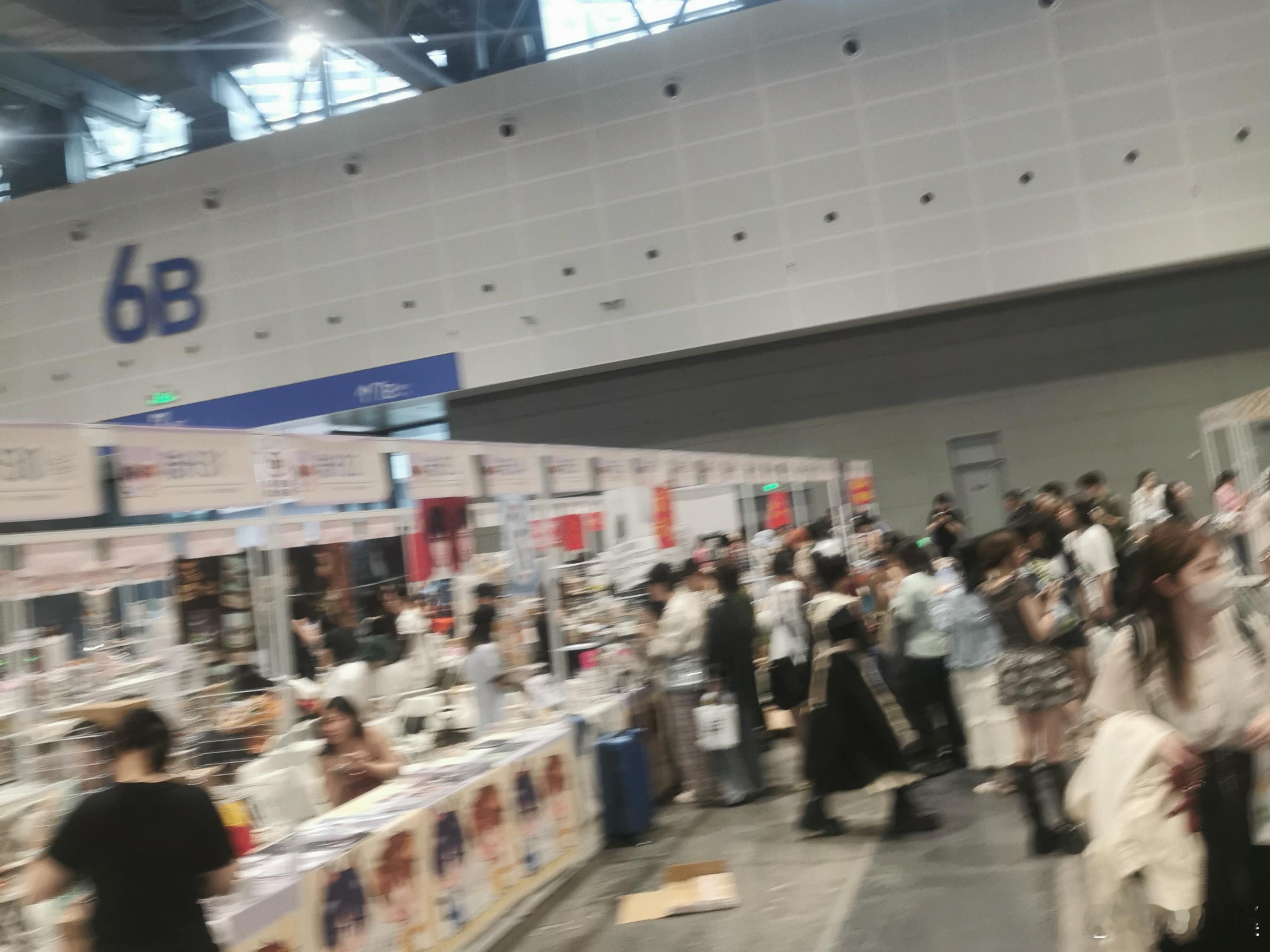 cp31去布展，已经有摊子开始排队买本了[捂脸哭]，摊主证才是真正的VIP啊(ﾉ