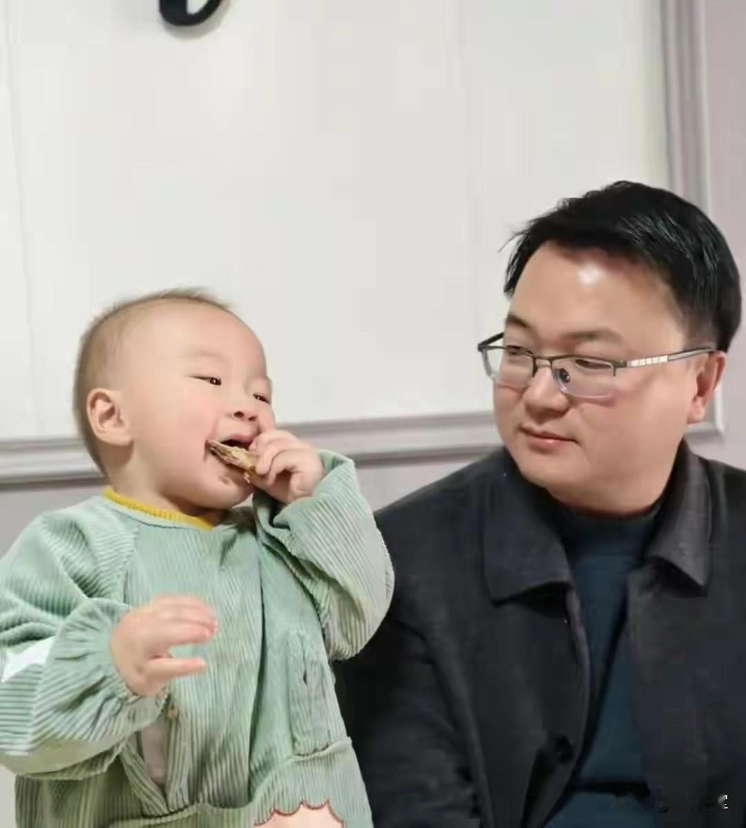 心酸！宜宾三岁幼童被双亲抛下，日日守邻居家门盼一口热饭，平凡善举暖透人心本该