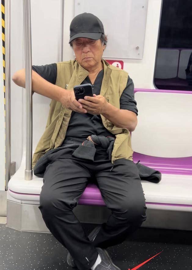 75岁牛群北京坐地铁，满头白发，表情严肃，鞋子破旧，不修边幅，老的认不出，晚年生