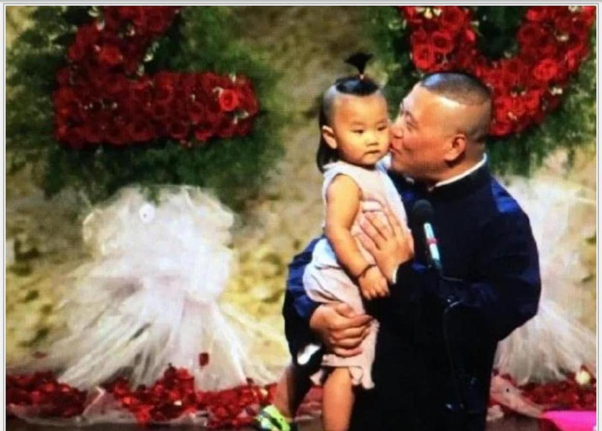 郭德纲晒娃了，这次是小儿子。大儿子三年没同框，网友急了。可人家父子俩，电话天